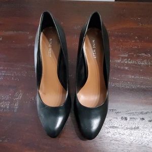 Nine west size 10 black leather pump.